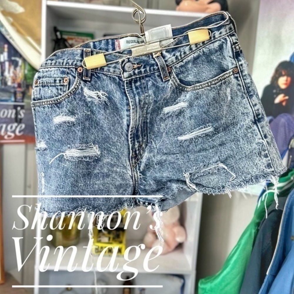 Furst of a Kind Levi’s 505 sz 33 distressed shorts A18